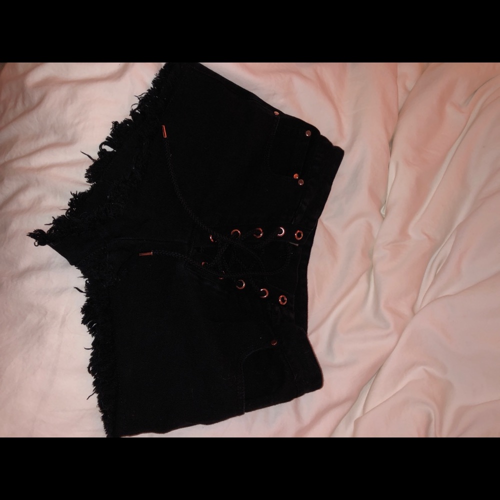 🌟Black high rise distressed shorts 🌟